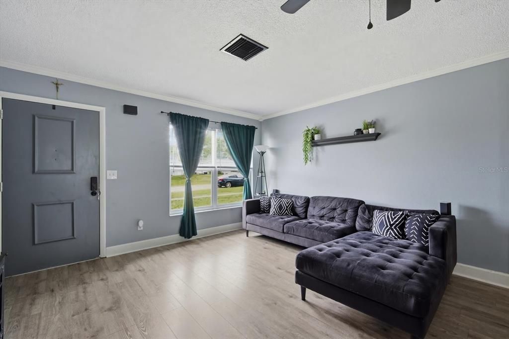 For Sale: $260,000 (3 beds, 2 baths, 1237 Square Feet)