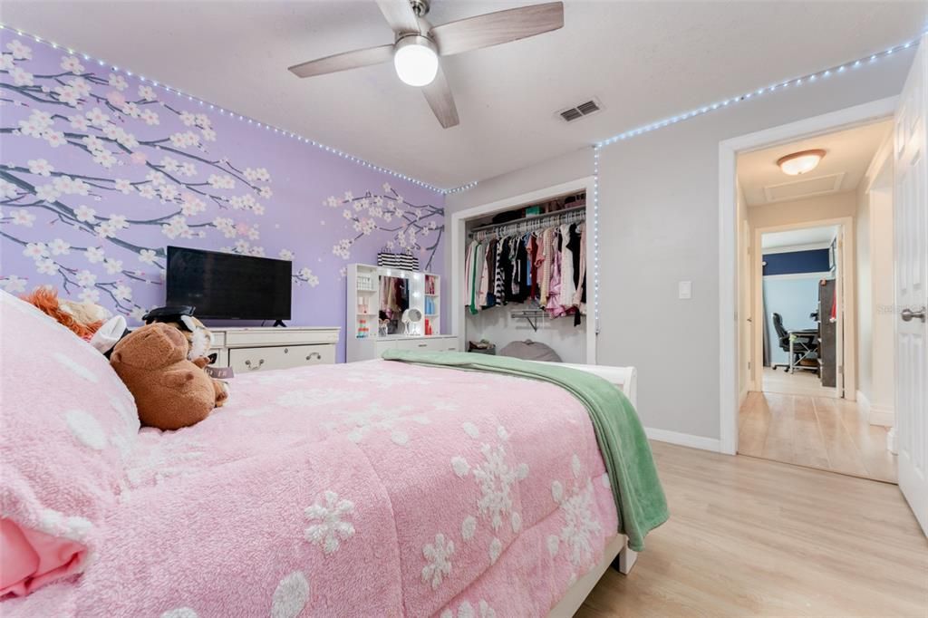 Activo con contrato: $365,000 (3 camas, 2 baños, 1829 Pies cuadrados)