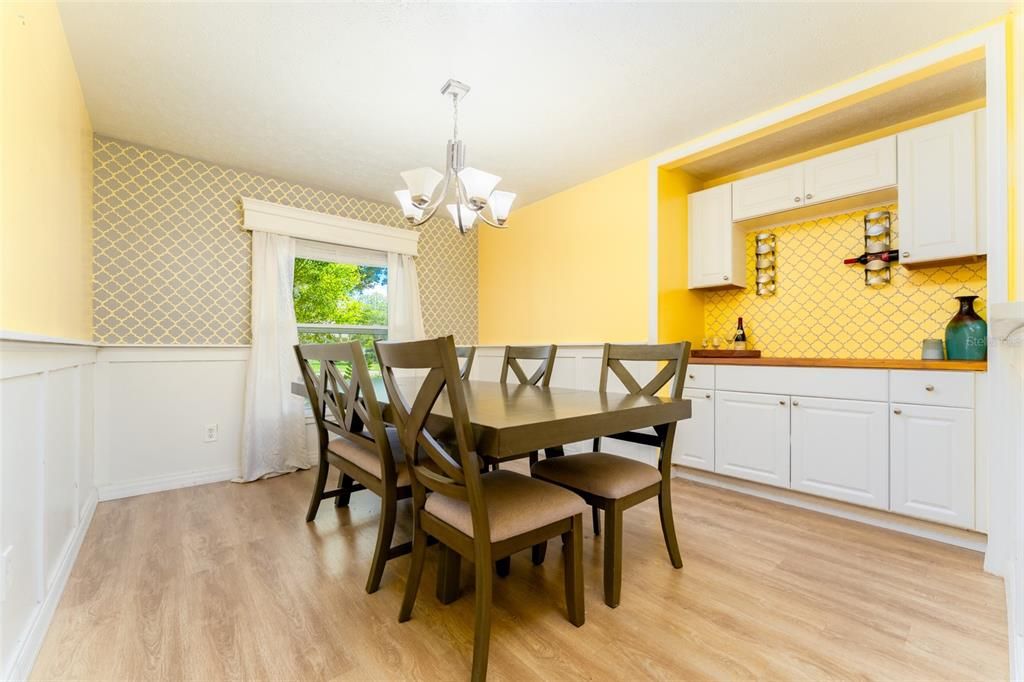 Activo con contrato: $365,000 (3 camas, 2 baños, 1829 Pies cuadrados)