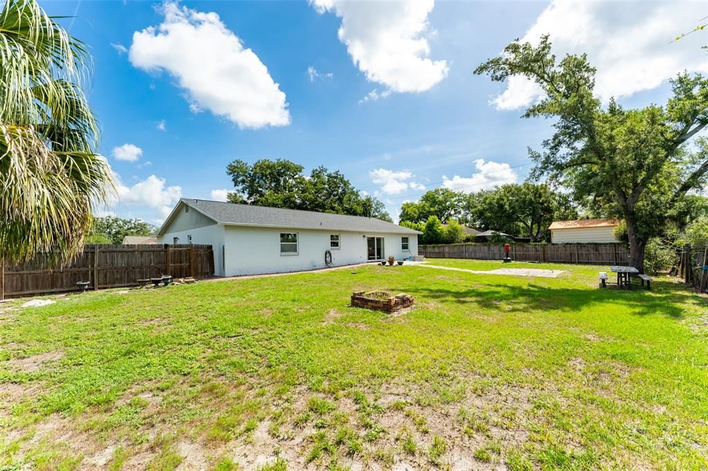 Activo con contrato: $365,000 (3 camas, 2 baños, 1829 Pies cuadrados)