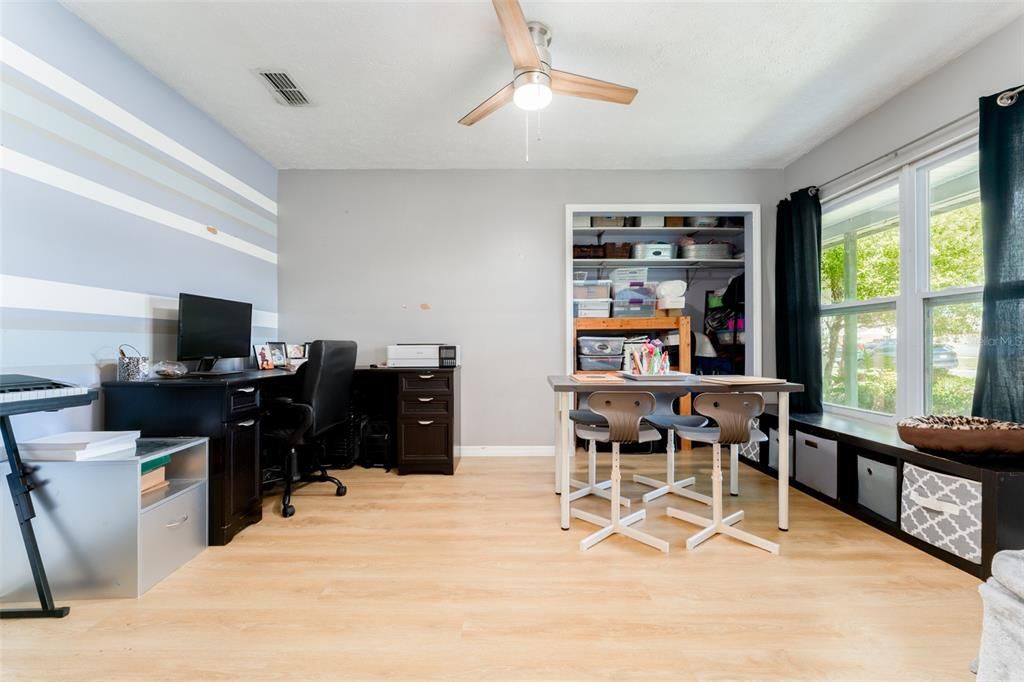 Activo con contrato: $365,000 (3 camas, 2 baños, 1829 Pies cuadrados)