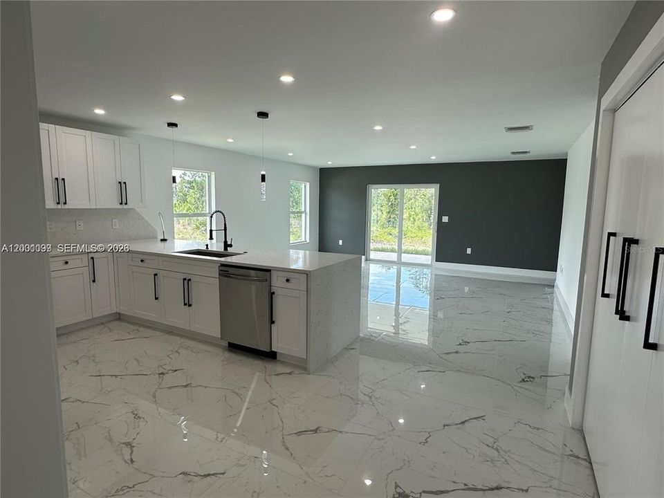 En Venta: $380,000 (4 camas, 2 baños, 1652 Pies cuadrados)