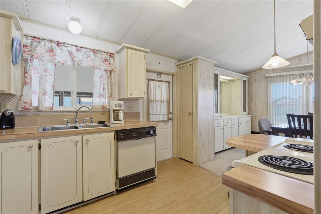 For Sale: $143,000 (2 beds, 2 baths, 960 Square Feet)