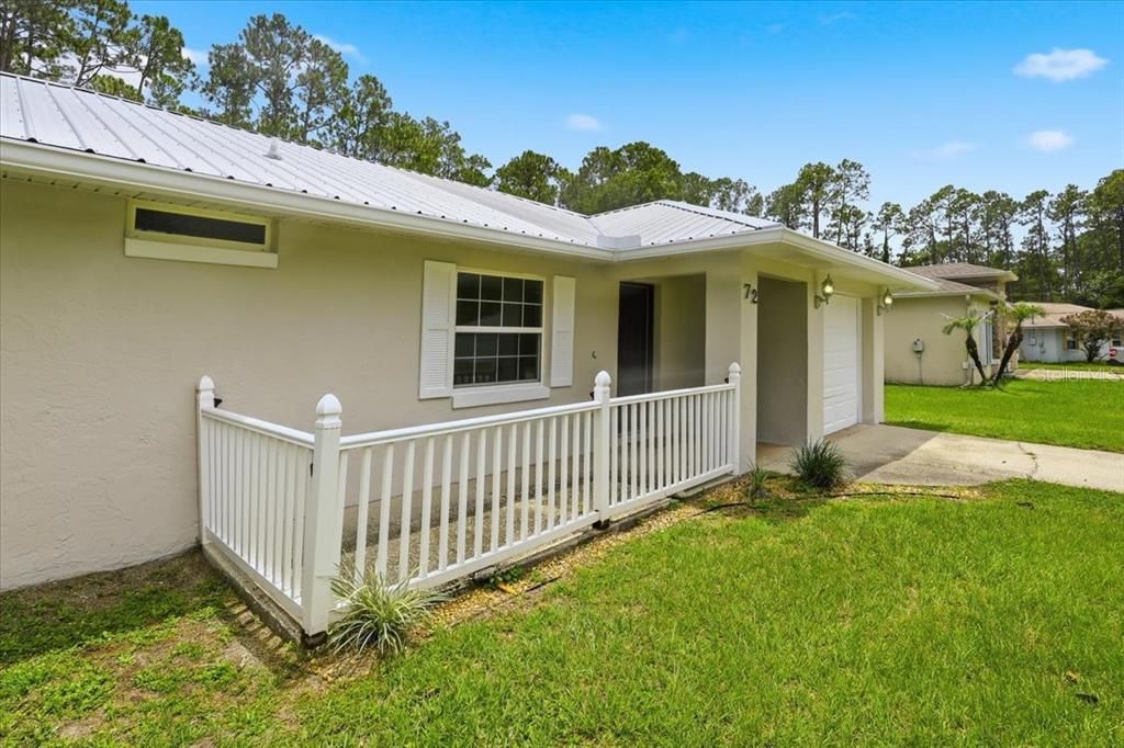 Active With Contract: $299,900 (3 beds, 2 baths, 1128 Square Feet)