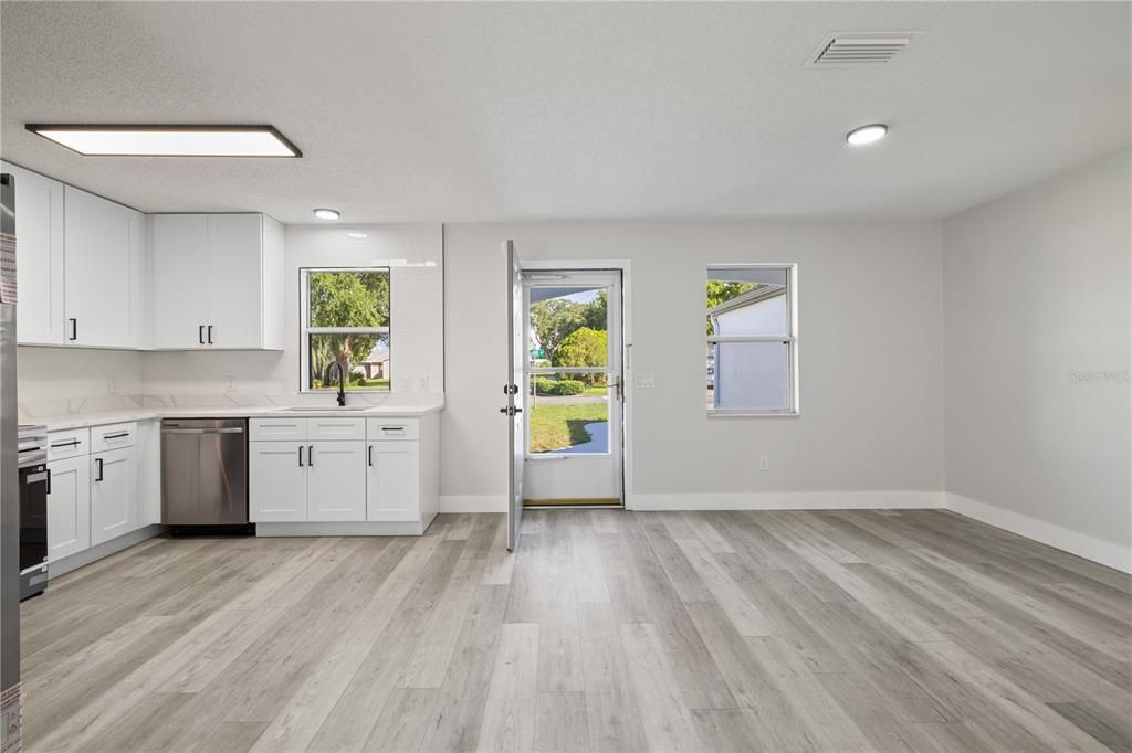 For Sale: $279,900 (2 beds, 2 baths, 1279 Square Feet)