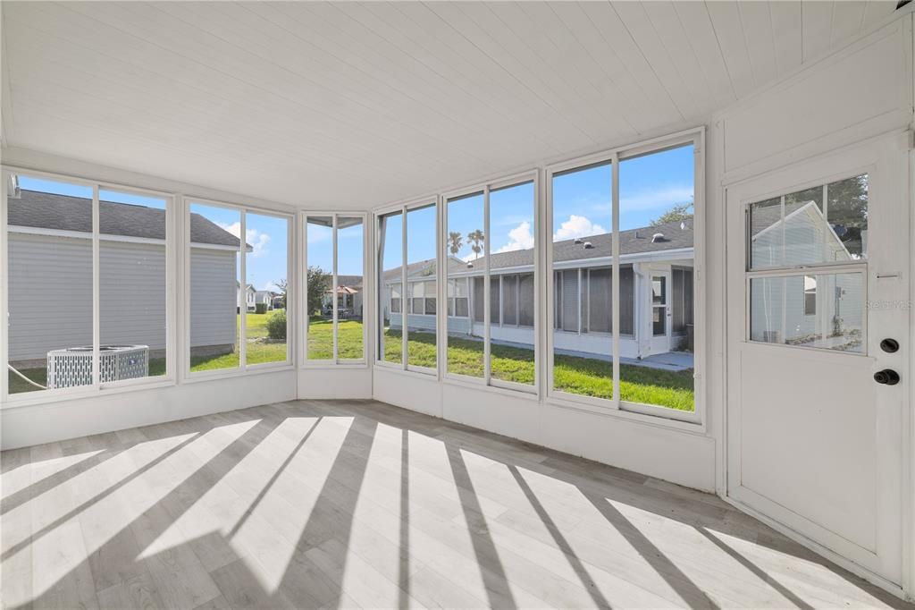 For Sale: $279,900 (2 beds, 2 baths, 1279 Square Feet)