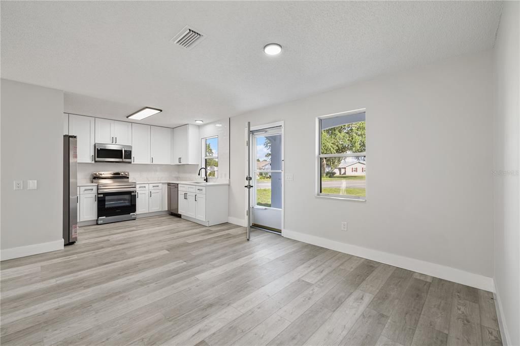 For Sale: $279,900 (2 beds, 2 baths, 1279 Square Feet)