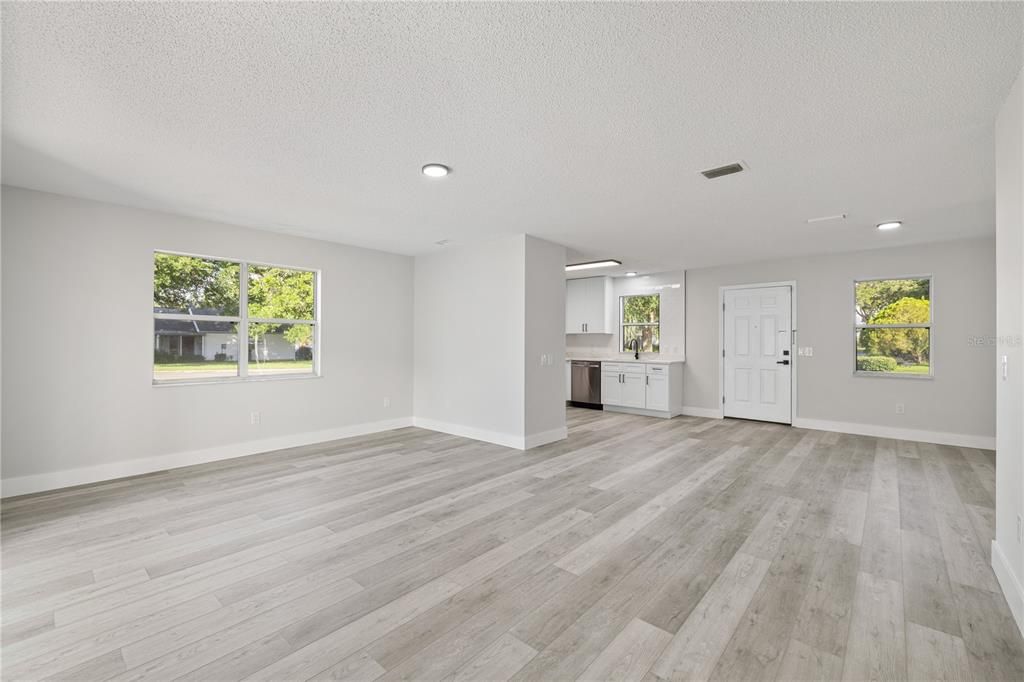 For Sale: $279,900 (2 beds, 2 baths, 1279 Square Feet)