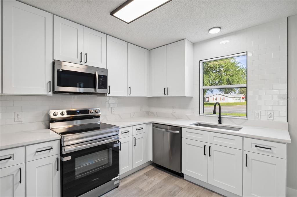 For Sale: $279,900 (2 beds, 2 baths, 1279 Square Feet)
