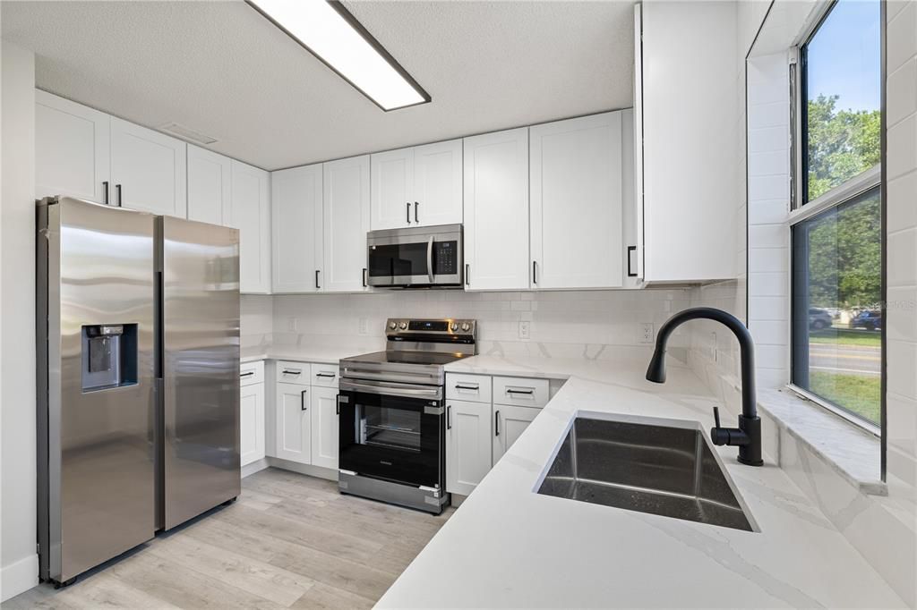 For Sale: $279,900 (2 beds, 2 baths, 1279 Square Feet)