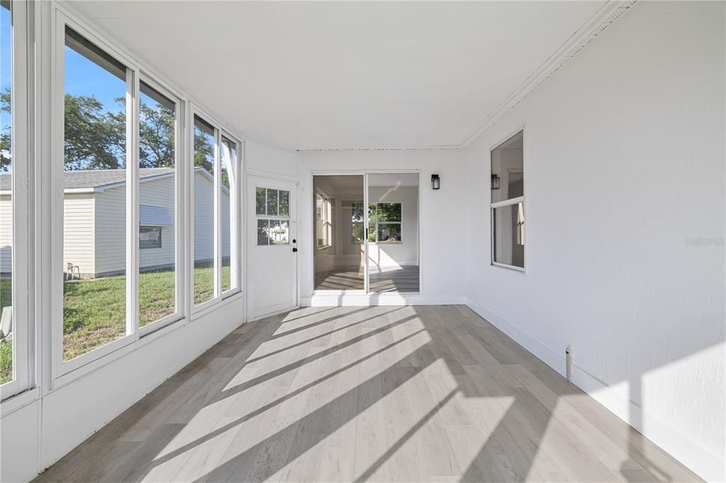 For Sale: $279,900 (2 beds, 2 baths, 1279 Square Feet)