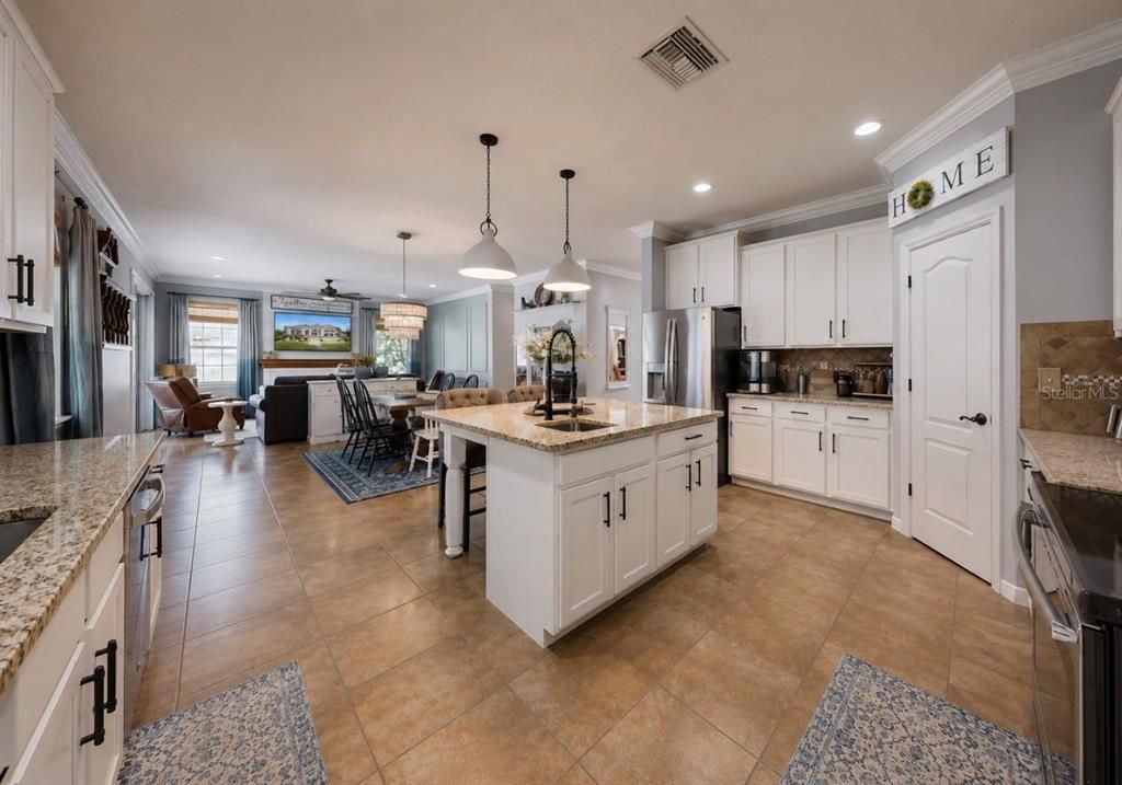 For Sale: $650,000 (5 beds, 4 baths, 3915 Square Feet)
