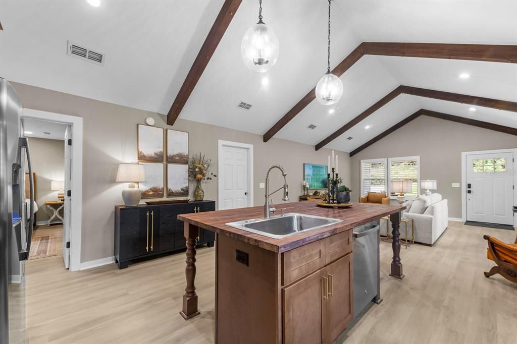 For Sale: $385,000 (3 beds, 3 baths, 1873 Square Feet)