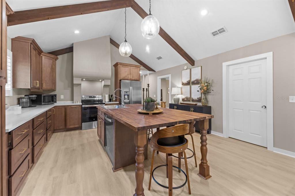 For Sale: $385,000 (3 beds, 3 baths, 1873 Square Feet)