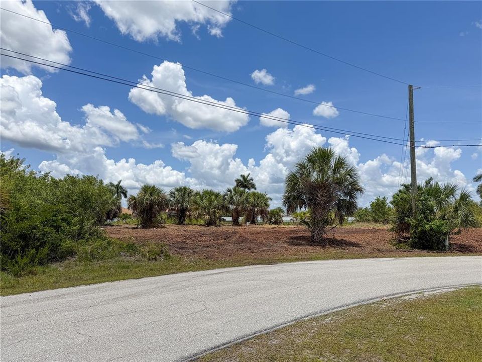 На продажу: $270,000 (0.62 acres)