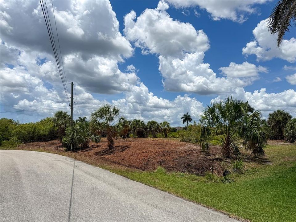 На продажу: $270,000 (0.62 acres)