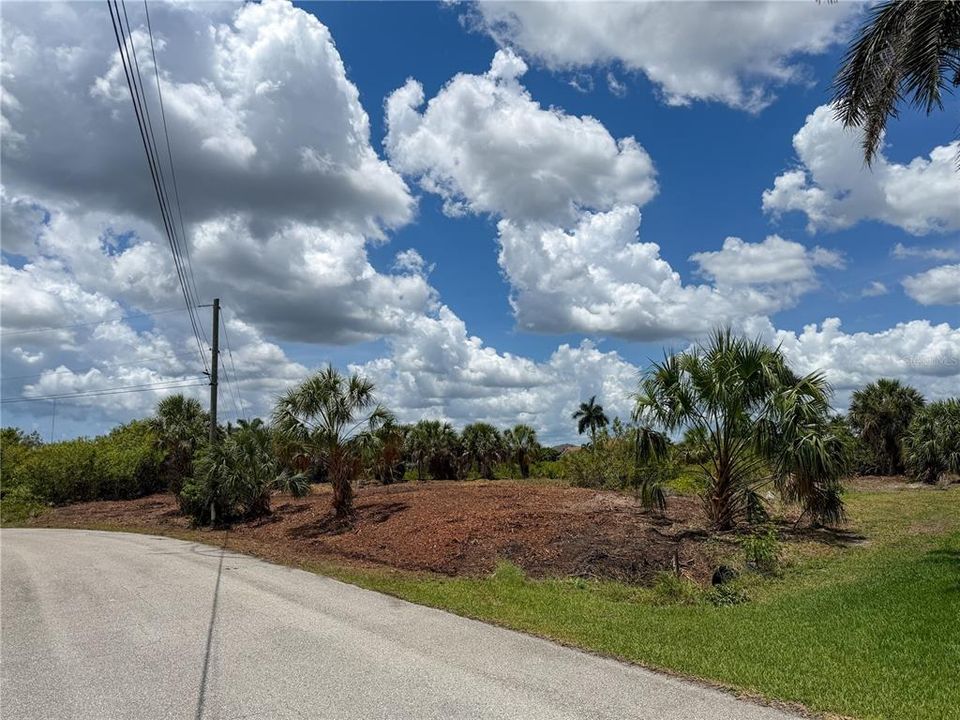 На продажу: $270,000 (0.62 acres)