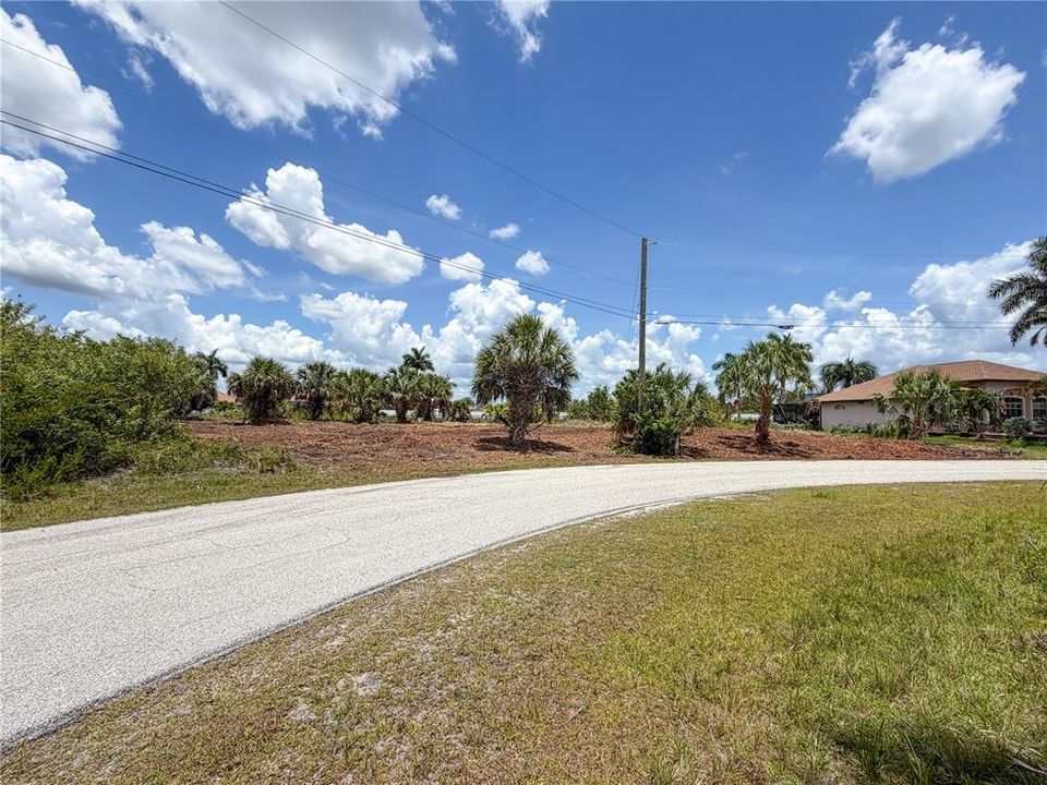 На продажу: $270,000 (0.62 acres)