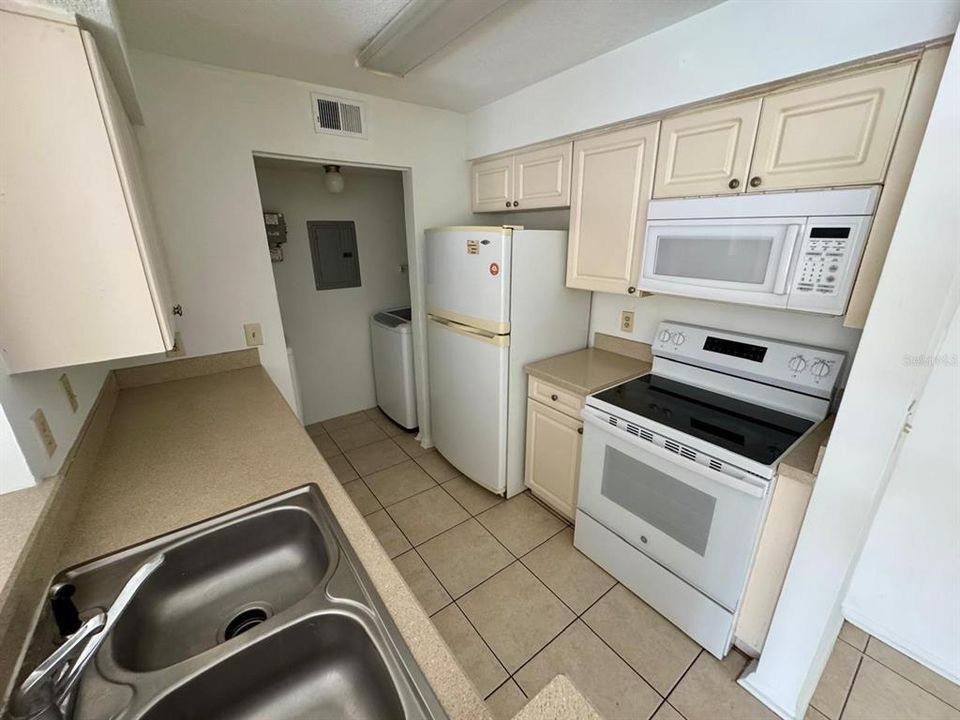 For Sale: $194,900 (2 beds, 2 baths, 1103 Square Feet)