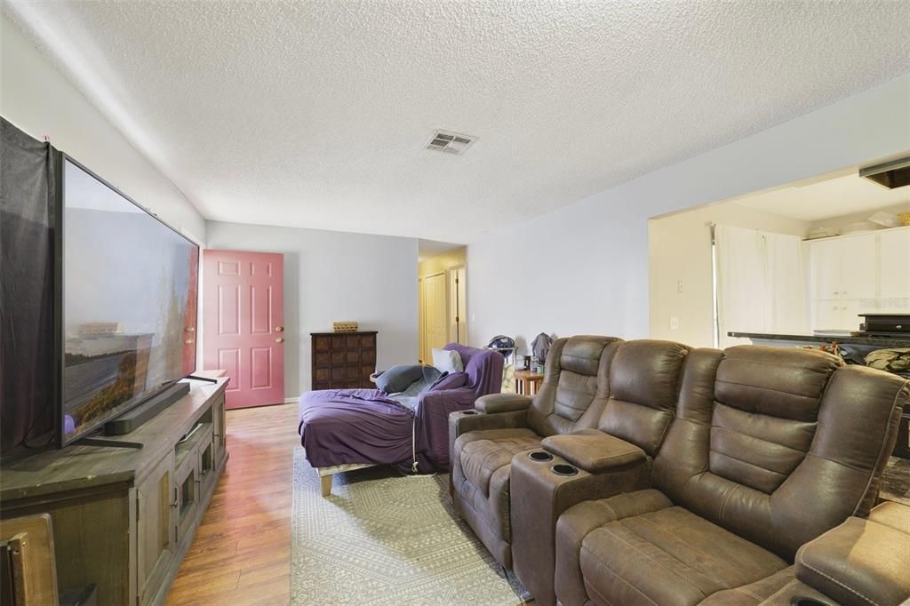 For Sale: $250,000 (3 beds, 2 baths, 1275 Square Feet)