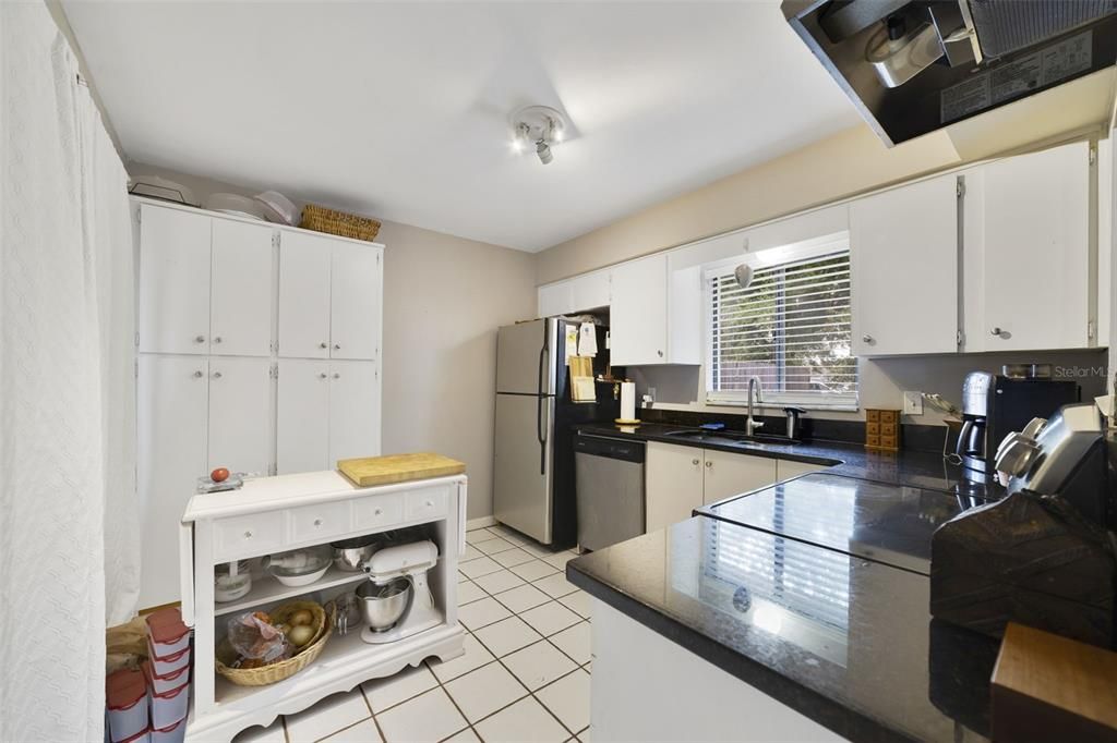 For Sale: $250,000 (3 beds, 2 baths, 1275 Square Feet)