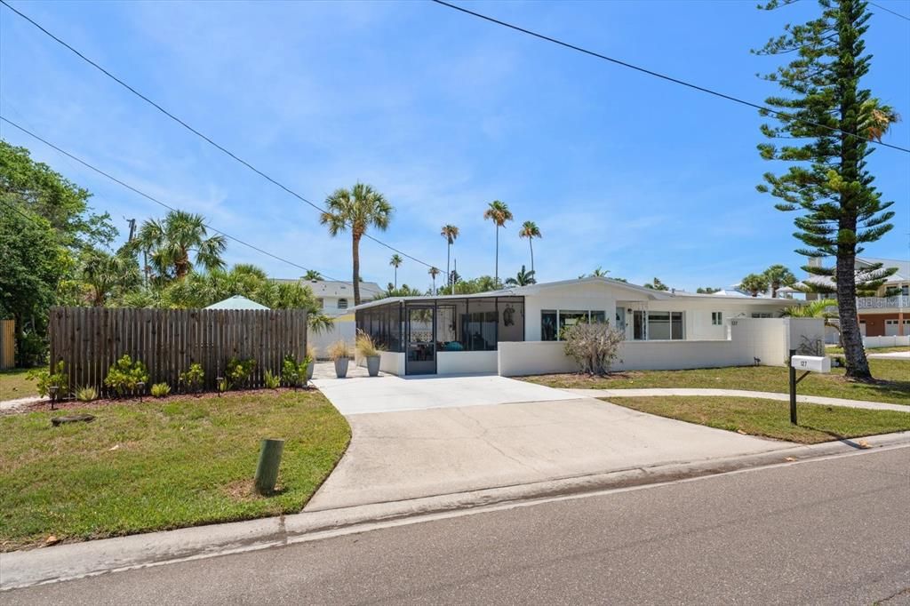 For Sale: $775,000 (3 beds, 2 baths, 1092 Square Feet)