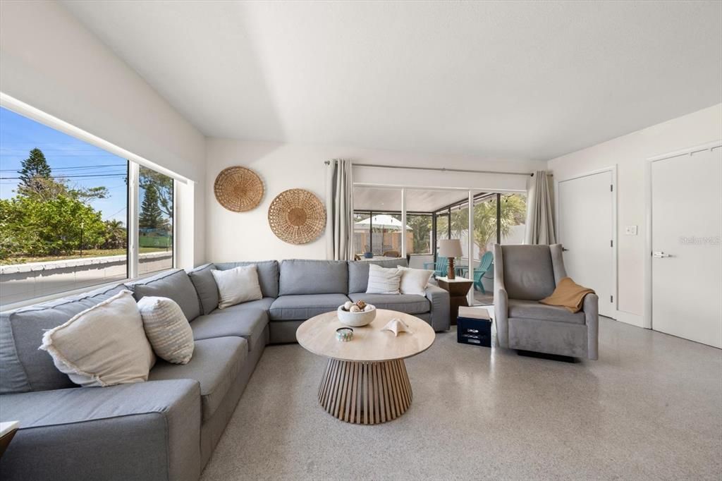 For Sale: $775,000 (3 beds, 2 baths, 1092 Square Feet)