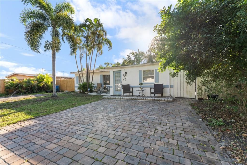 For Sale: $319,999 (3 beds, 1 baths, 1138 Square Feet)