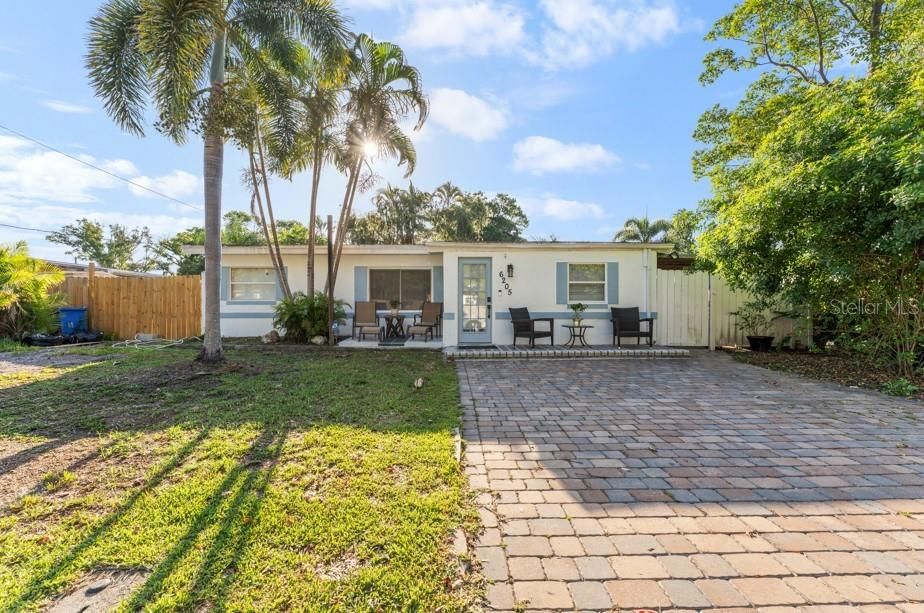 For Sale: $319,999 (3 beds, 1 baths, 1138 Square Feet)