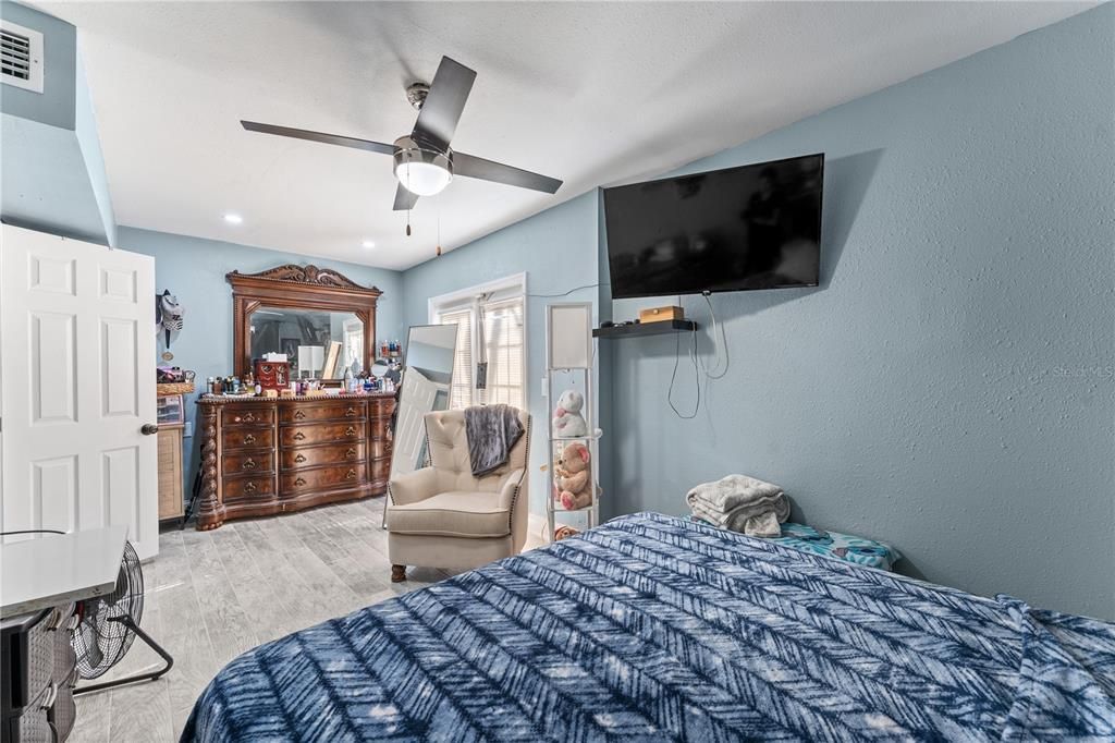 For Sale: $319,999 (3 beds, 1 baths, 1138 Square Feet)