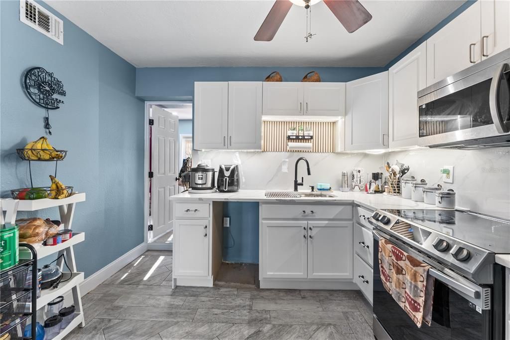 For Sale: $319,999 (3 beds, 1 baths, 1138 Square Feet)