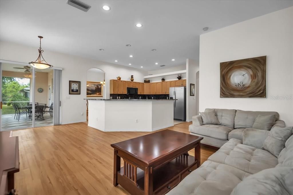 En Venta: $360,000 (3 camas, 2 baños, 2193 Pies cuadrados)