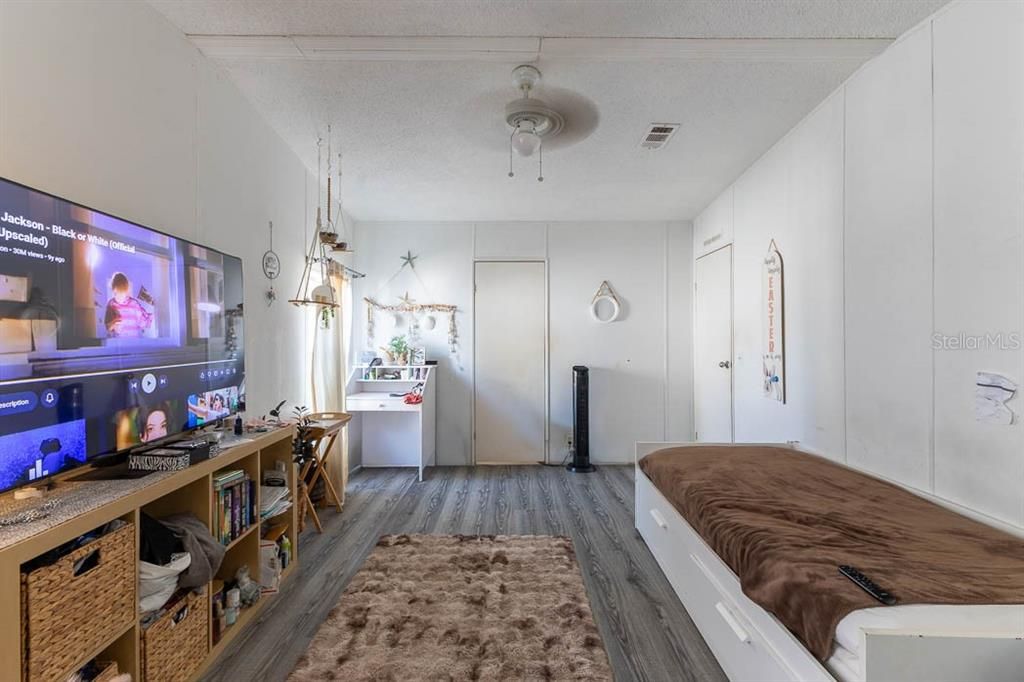 For Sale: $185,000 (2 beds, 2 baths, 1296 Square Feet)