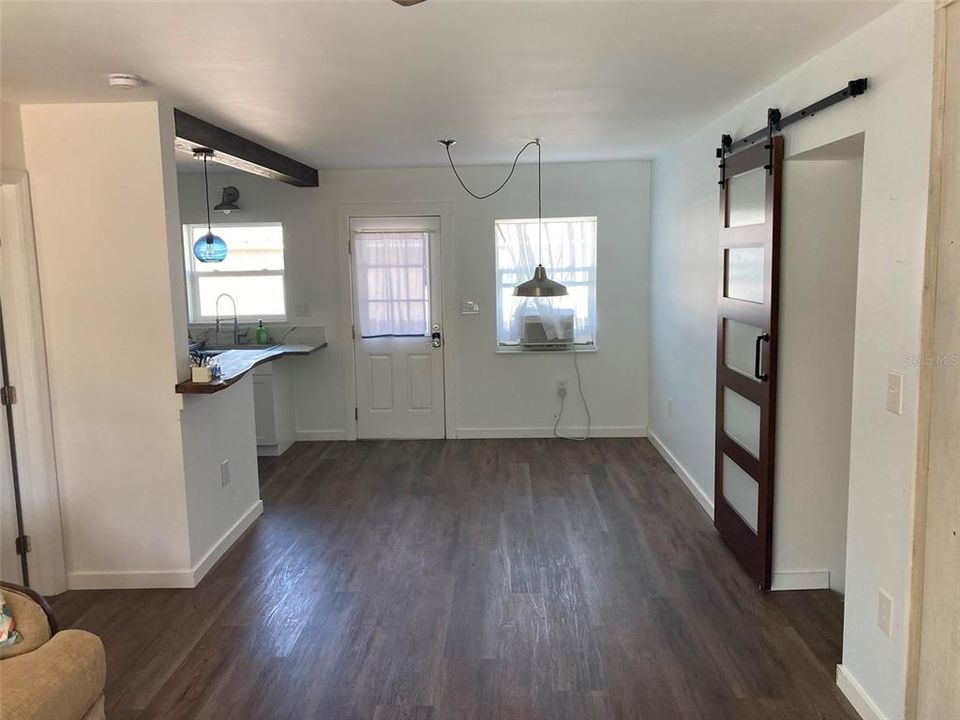 For Rent: $2,000 (2 beds, 1 baths, 1000 Square Feet)