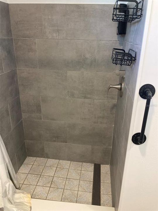 For Rent: $2,000 (2 beds, 1 baths, 1000 Square Feet)