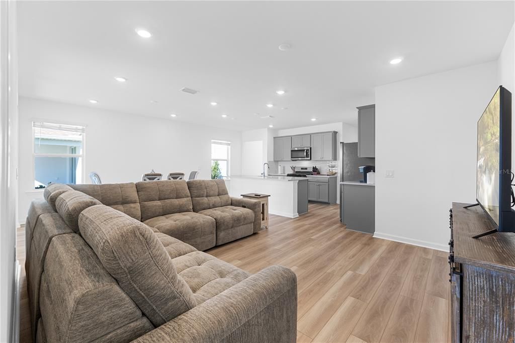 For Rent: $2,800 (4 beds, 2 baths, 1580 Square Feet)