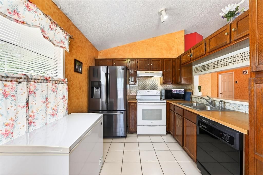 For Sale: $299,900 (3 beds, 2 baths, 1113 Square Feet)