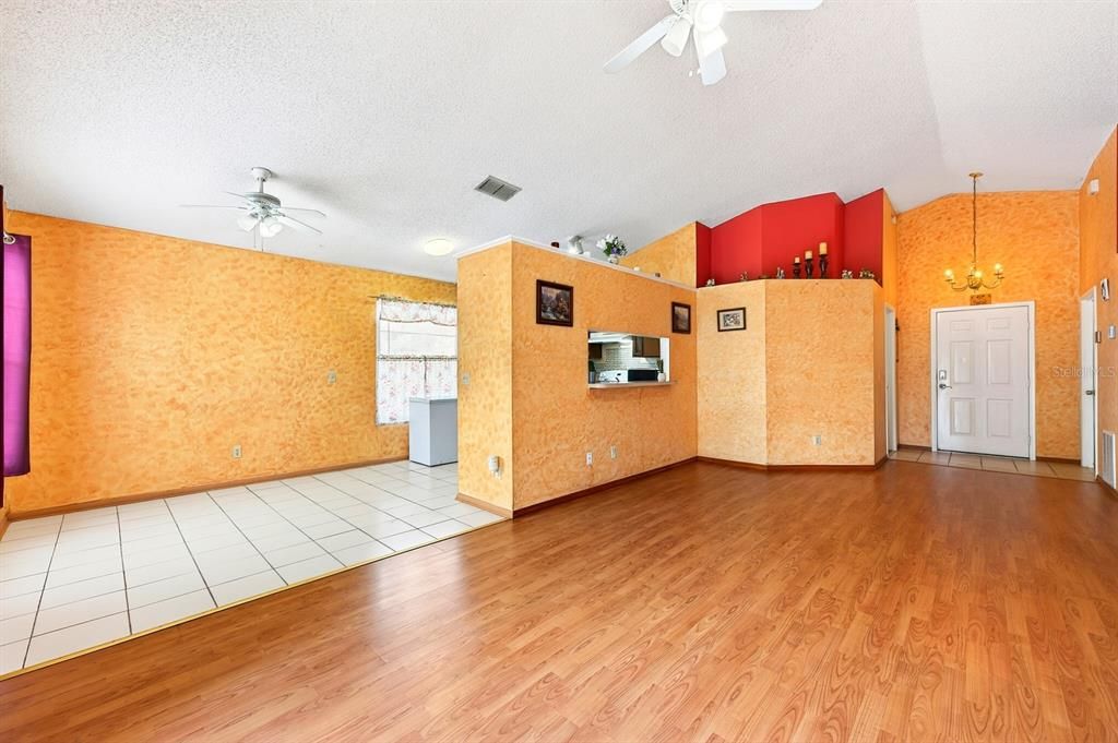 For Sale: $299,900 (3 beds, 2 baths, 1113 Square Feet)