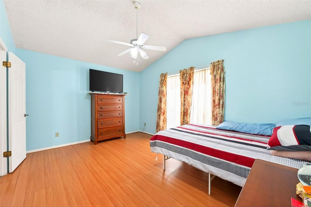 For Sale: $299,900 (3 beds, 2 baths, 1113 Square Feet)