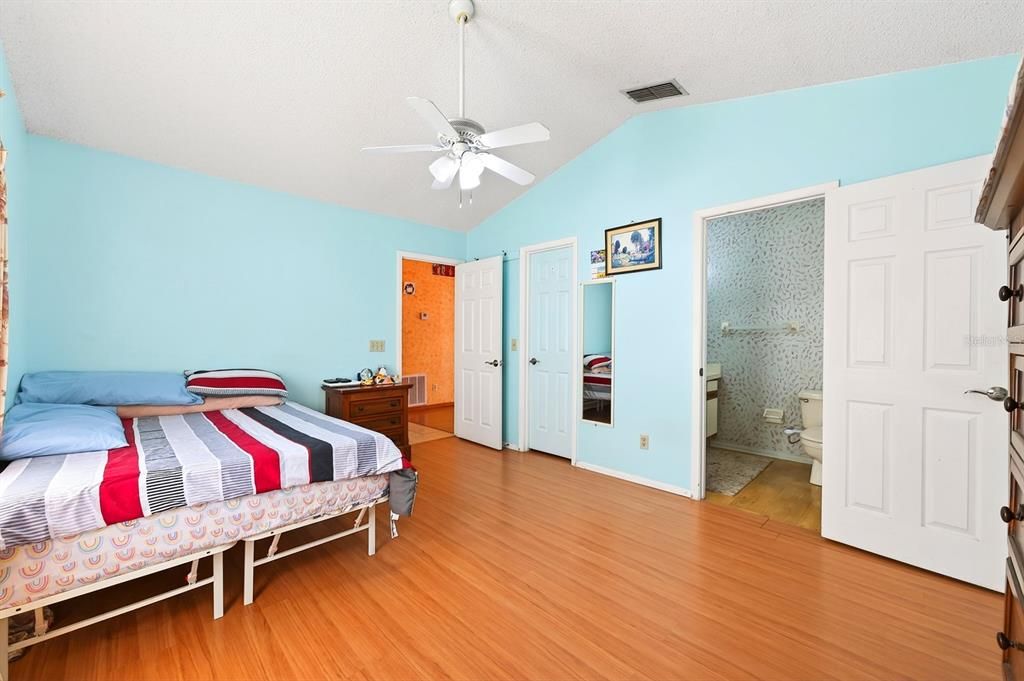 For Sale: $299,900 (3 beds, 2 baths, 1113 Square Feet)