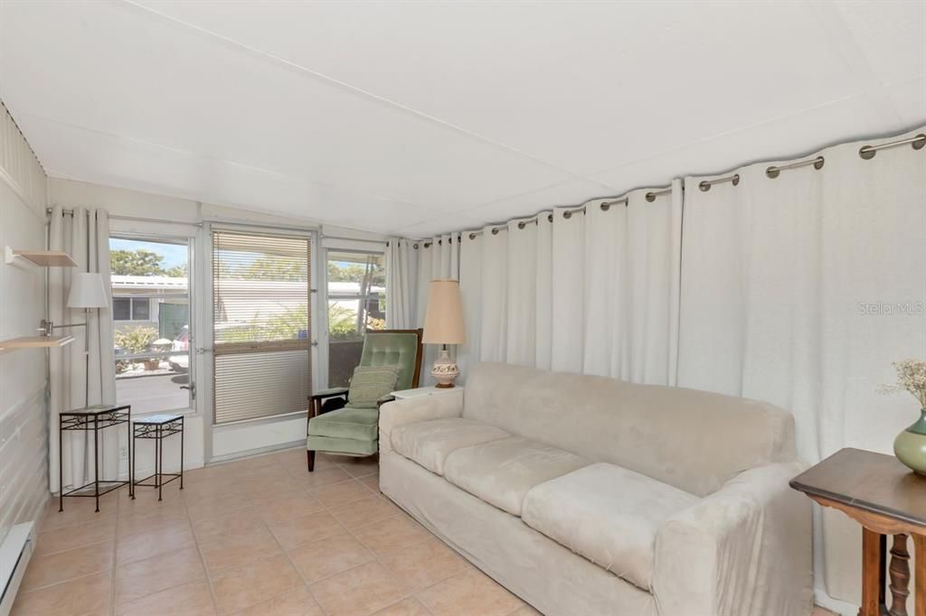 For Sale: $100,000 (1 beds, 1 baths, 624 Square Feet)