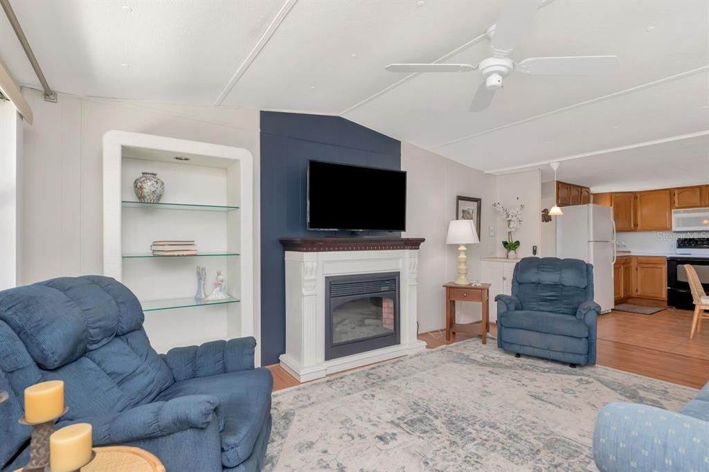 For Sale: $100,000 (1 beds, 1 baths, 624 Square Feet)