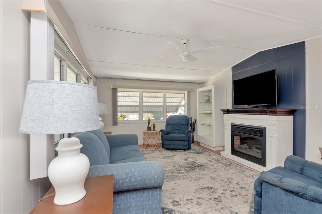 For Sale: $100,000 (1 beds, 1 baths, 624 Square Feet)