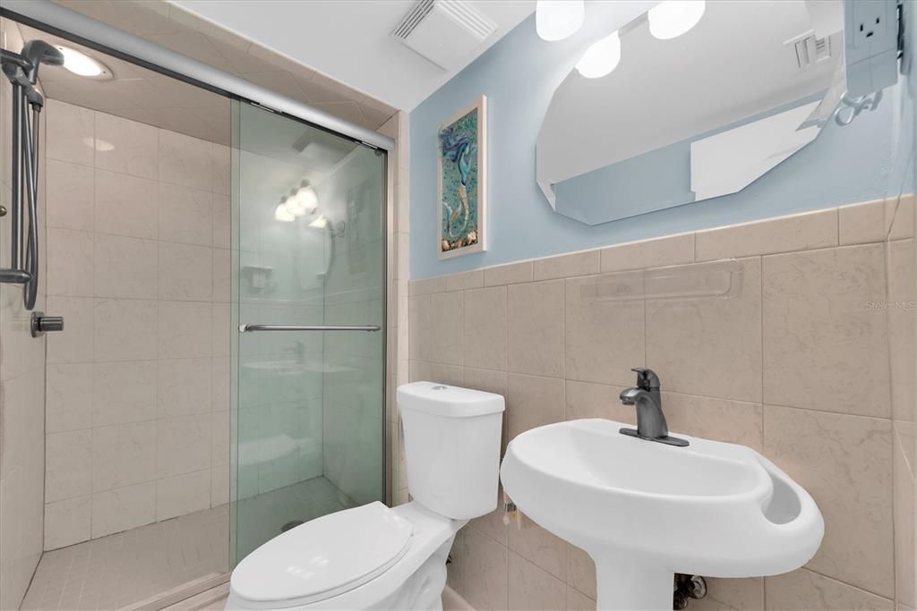 На продажу: $399,900 (2 спален, 2 ванн, 1131 Квадратных фут)