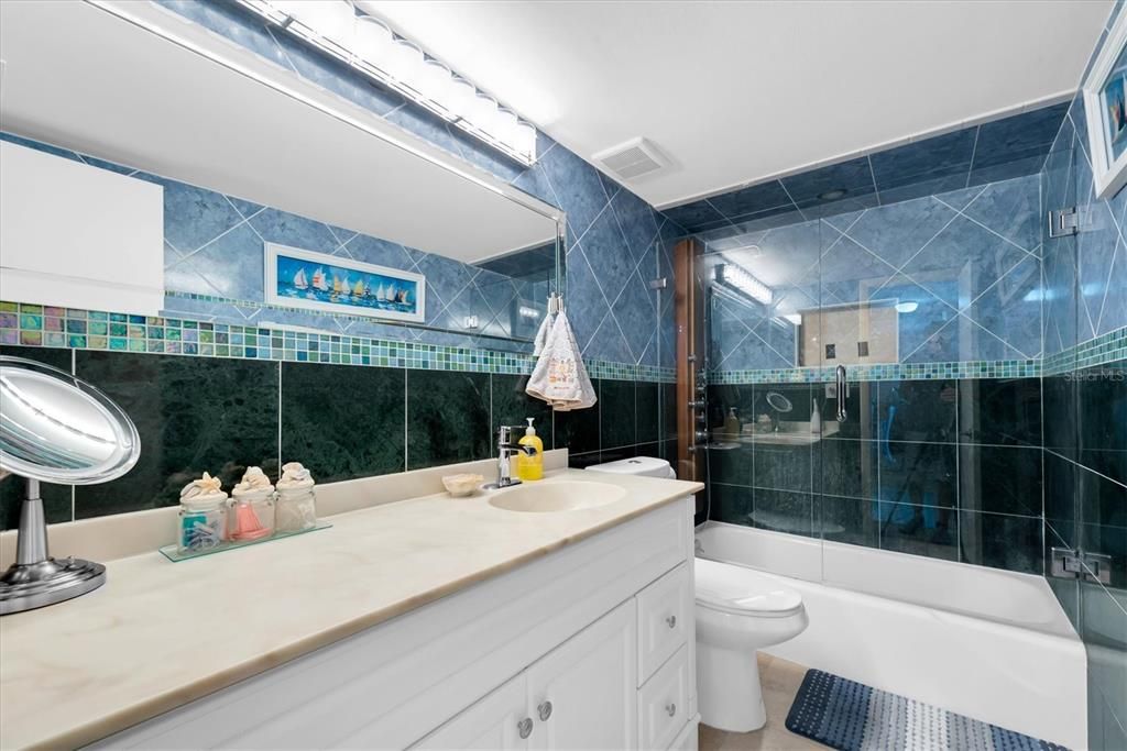 На продажу: $399,900 (2 спален, 2 ванн, 1131 Квадратных фут)