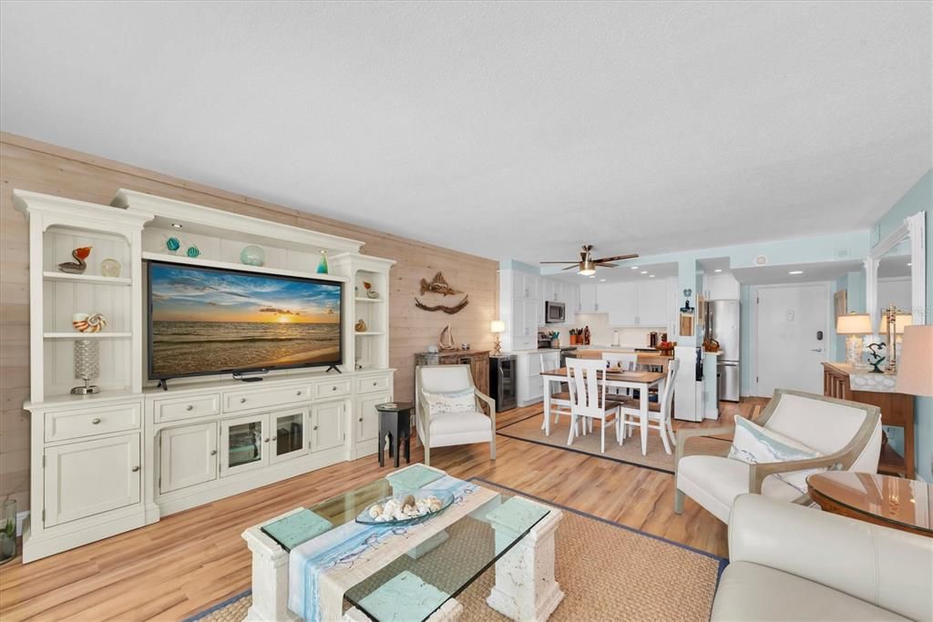 На продажу: $399,900 (2 спален, 2 ванн, 1131 Квадратных фут)