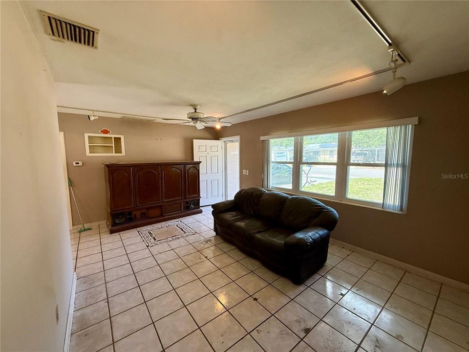 Active With Contract: $210,000 (2 beds, 2 baths, 837 Square Feet)