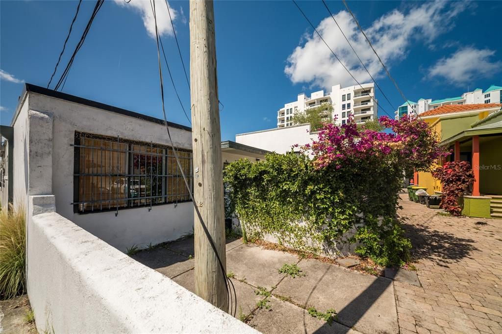 For Sale: $1,075,000 (3 beds, 2 baths, 1345 Square Feet)