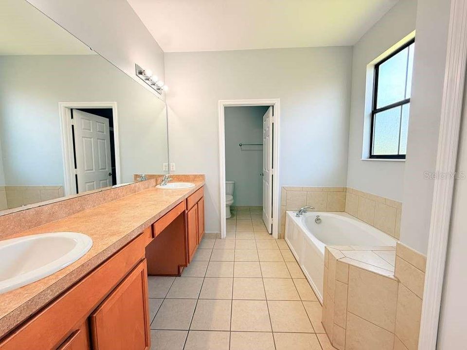 Active With Contract: $2,450 (3 beds, 2 baths, 1800 Square Feet)
