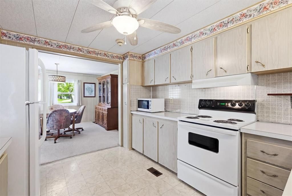 For Sale: $129,900 (2 beds, 2 baths, 800 Square Feet)